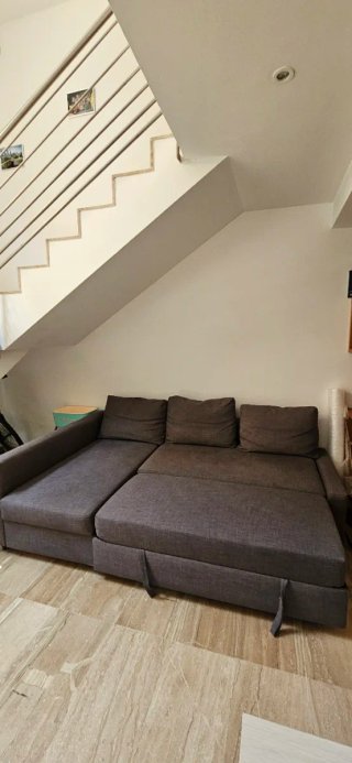 Sofá chaise longue convertible en cama con arcón