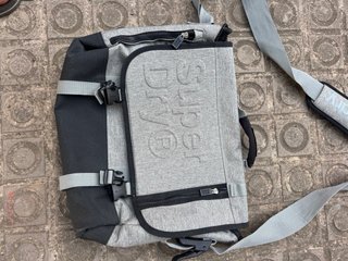 Bolsa Superdry Negra y Gris