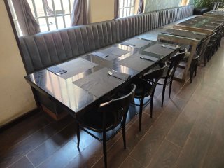 Mesa de restaurante negra