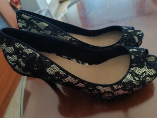Zapatos de tacón abiertos encaje negro/dorado