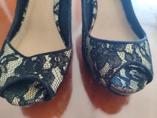 Zapatos de tacón abiertos encaje negro/dorado