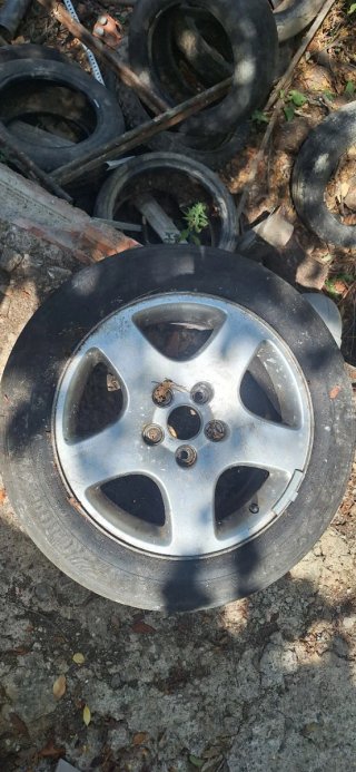 Llanta 15' Grupo VAG 5 tornillos con neumático