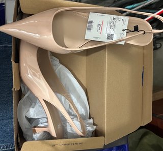 Zapatos destalonados charol nude Mango 37