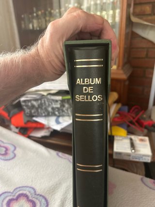 Álbum de sellos Edifil con hojas y filoestuches