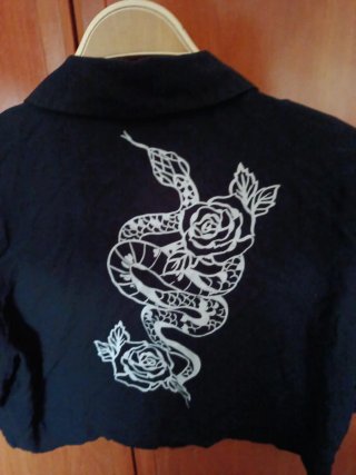 Blusa corta Bershka negra con estampado