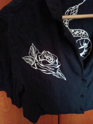 Blusa corta Bershka negra con estampado