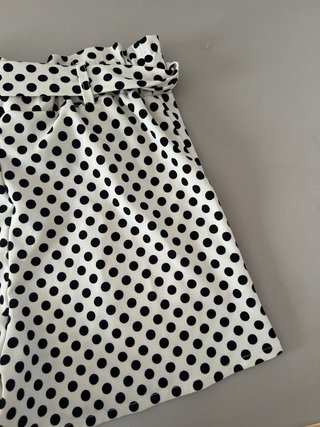 Shorts lunares blanco y negro
