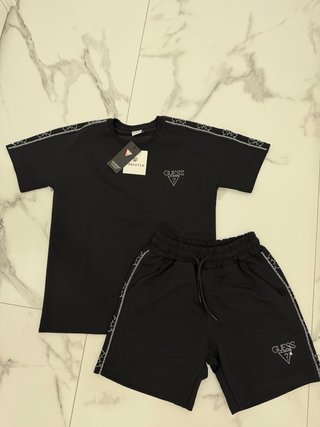 Conjunto Guess Negro Camiseta y Pantalón Corto