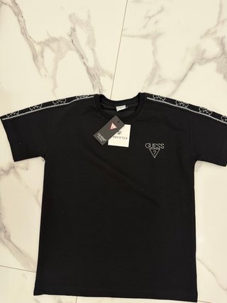 Conjunto Guess Negro Camiseta y Pantalón Corto