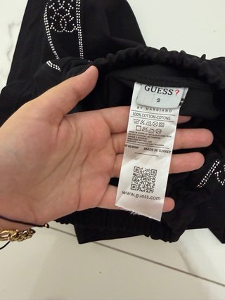 Conjunto Guess Negro Camiseta y Pantalón Corto