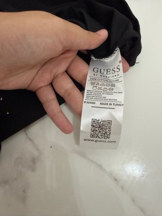 Conjunto Guess Negro Camiseta y Pantalón Corto