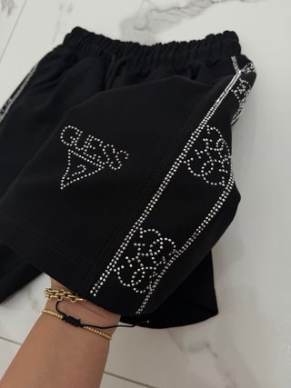Conjunto Guess Negro Camiseta y Pantalón Corto