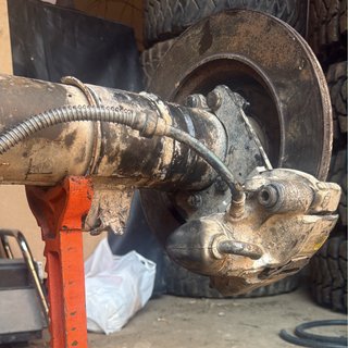 Eje trasero Nissan Patrol K260 y frenos de disco