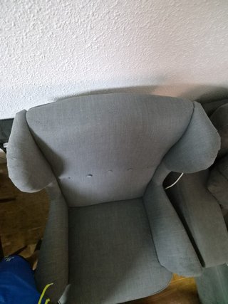 Sillón orejero y reposapiés STRANDMON gris