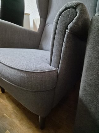 Sillón orejero y reposapiés STRANDMON gris
