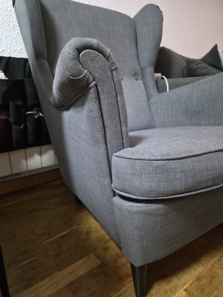 Sillón orejero y reposapiés STRANDMON gris