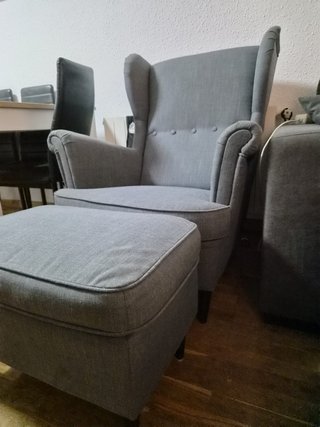 Sillón orejero y reposapiés STRANDMON gris