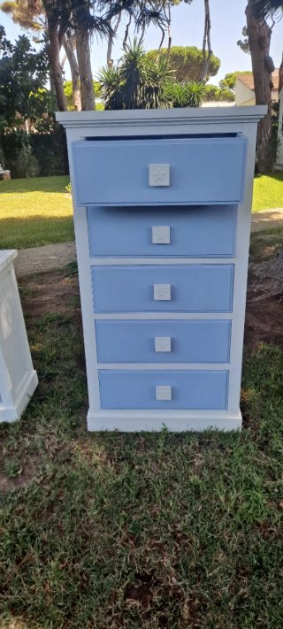 Cómoda infantil azul y blanca