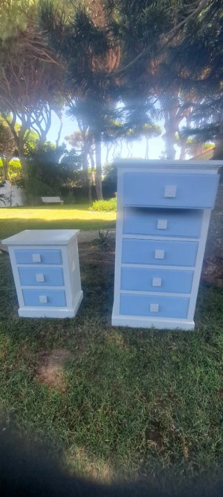 Cómoda infantil azul y blanca