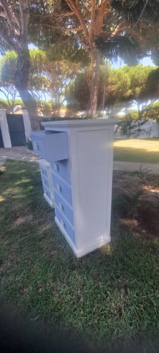Cómoda infantil azul y blanca