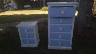 Cómoda infantil azul y blanca