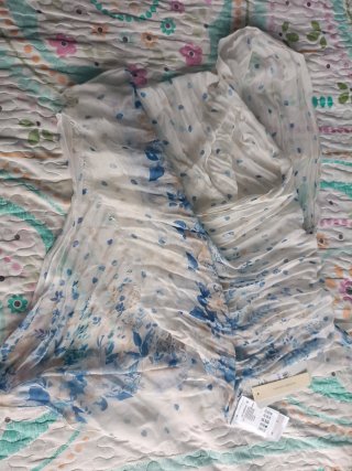 Pañuelo blanco y azul con estampado floral