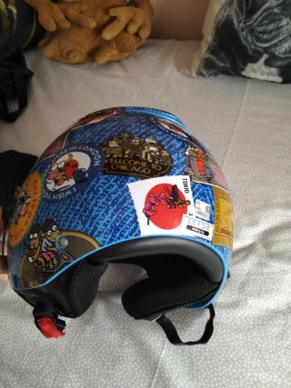 Casco de moto con visera y dibujos,tiene su funda