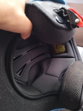 Casco de moto con visera y dibujos,tiene su funda