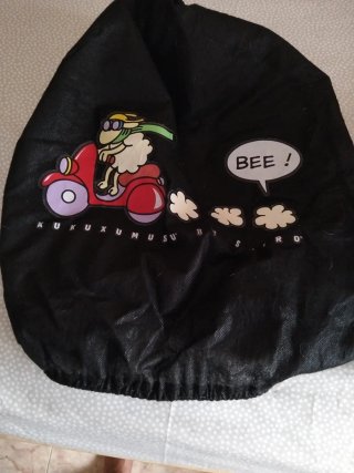 Casco de moto con visera y dibujos,tiene su funda