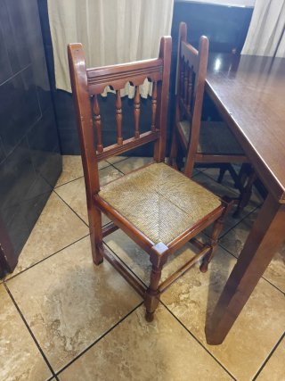 Mesa y sillas de bar de madera