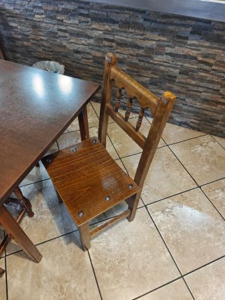 Mesa y sillas de bar de madera