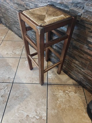 Mesa y sillas de bar de madera