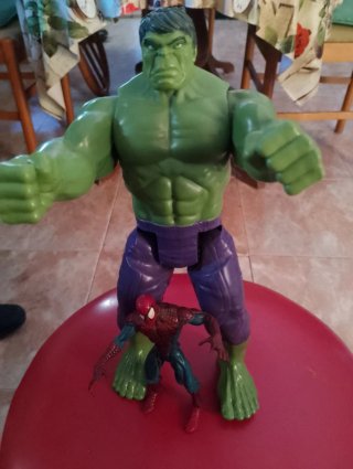 Muñeco Hulk 30cm y espiderman 15cm