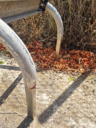 Escalera de piscina metálica. Medidas estándar.
