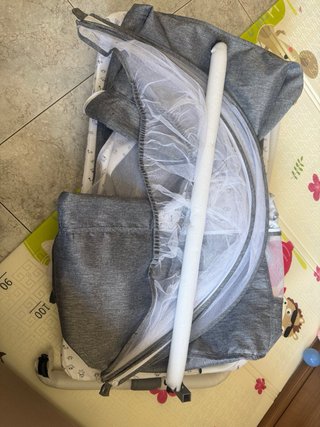 Cuna de bebé con mosquitera