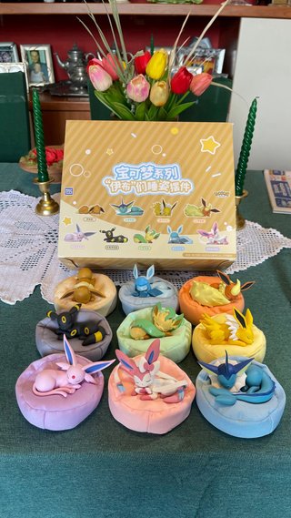 Vaporeon Pokémon Sleeping Figure