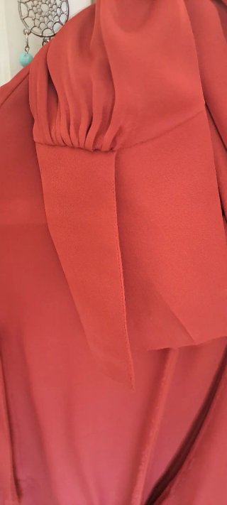 Blusa roja con lazada