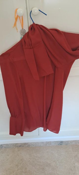 Blusa roja con lazada