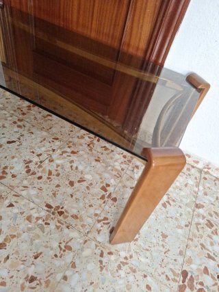 Mesa de cristal y madera