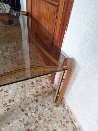 Mesa de cristal y madera