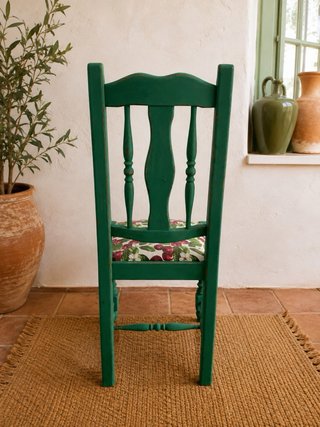 Silla vintage estilo andaluz verde con cerezas