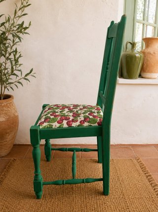 Silla vintage estilo andaluz verde con cerezas
