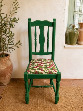 Silla vintage estilo andaluz verde con cerezas