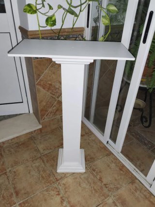 Atril blanco para tienda