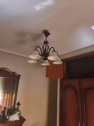Lámpara de techo dorada y blanca
