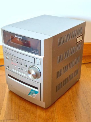 Minicadena Aiwa XR-EM50 + altavoces + mando