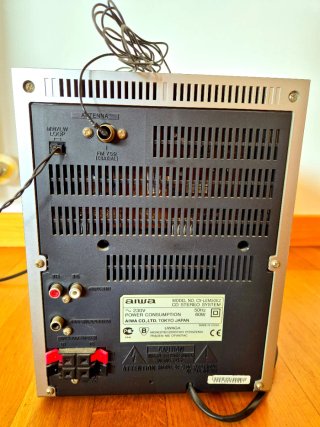 Minicadena Aiwa XR-EM50 + altavoces + mando