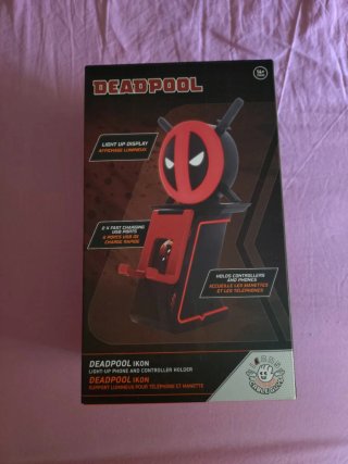 Soporte Deadpool con Carga Rápida