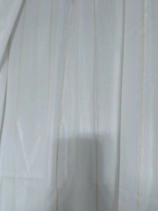 Cortina de ducha blanca con rayas doradas
