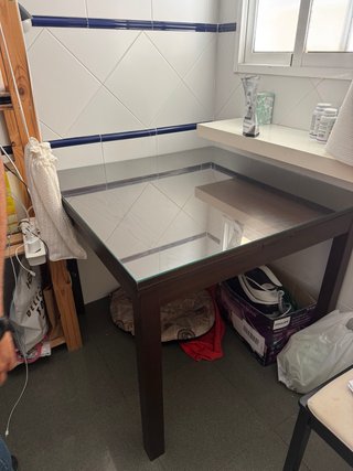 Mesa Ikea madera y cristal.